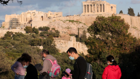 Работната седмица в Гърция започна с опашки от сутринта пред