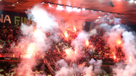 Привържениците на Фейенорд направиха уникална атмосфера на стадиона в Тирана, но Рома спечели турнира Лига на конференциите