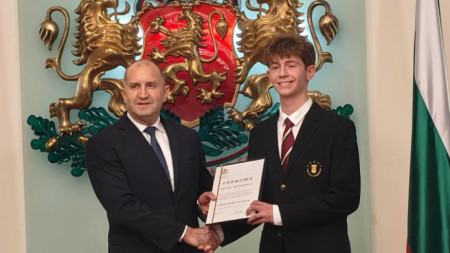 Любомир Колев получава наградата „Млад будител“ от президента Румен Радев в Гербовата зала