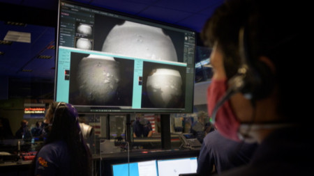 В НАСА разглеждат първите снимки, изпратени от марсохода 