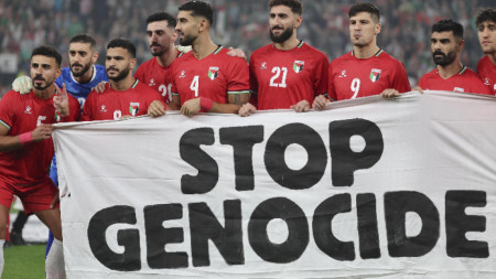 Играчите на палестинския национален отбор по футбол държат транспарант с надпис 