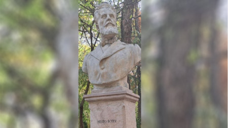 Бюст-паметникът на Христо Ботев в парка „Крал Михай I” в Букурещ. Снимка: FB /BulgarianEmbassyRomania 