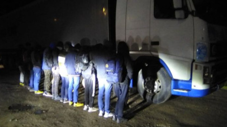 Гранични полицаи от ГПУ Чипровци задържаха шофьор с укрити в тайник