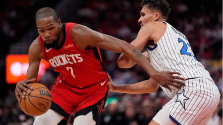 Кевин Дюрант (с топката) наниза 35 точки за успеха на Хюстън.