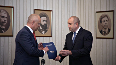 Георги Свиленски от БСП връща неизпълнен мандата за съставяне на правителство на президента Румен Радев. Сега на ход е държавният глава.