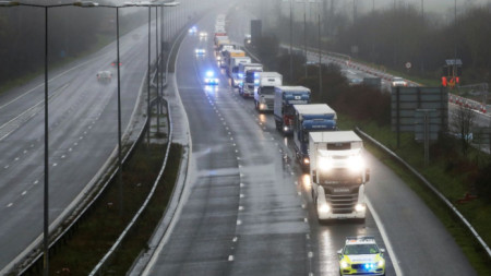 Камиони карат под полицейски ескорт по магистрала M20 след забраната на ЕС за пътуването от Великобритания