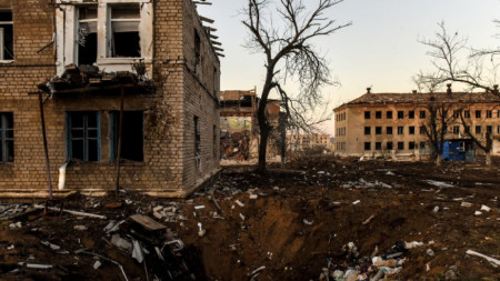 Кратер от снаряд в Сиверск, Донецка област на Украйна, 27 януари 2023 г.