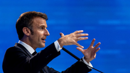 Френският президент Еманюел Макрон изнася реч по време на сесия, озаглавена 