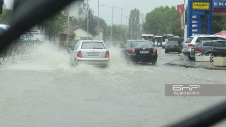 Проливен дъж се изля над Варна