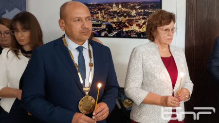 Новият кмет на Ловеч Страцимир Петков и досегашният - Корнелия Маринова (вдясно).