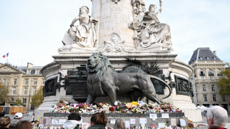 Парижани почитат паметта на жертвите на Площада на Републиката в столицата на Франция, 13 ноември 2025 г.