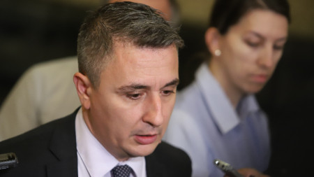 Министърът на енергетиката Александър Николов говори пред медиите след закритото заседание на Народното събрание.