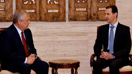 Специалният представител на президента на Русия по уреждането на сирийския конфликт Александър Лаврентиев и сирийският президент Башар Асад.