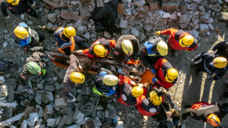 Спасителни екипи изваждат от руините оцелял