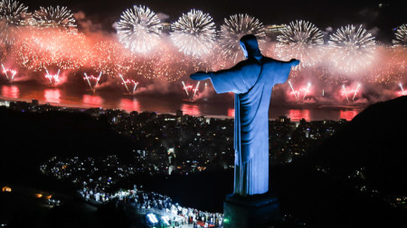 Фойерверки пред статуята на Христос Изкупител на плажа Копакабана по време на новогодишните тържества в Рио де Жанейро, Бразилия,