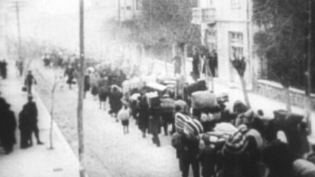 Български евреи събрани в „Балкан табак“-Дупница, на път към гарата. Тяхното извозване с шлеповете от пристанище Лом през Австрия към „Треблинка“ вече е подготвено.