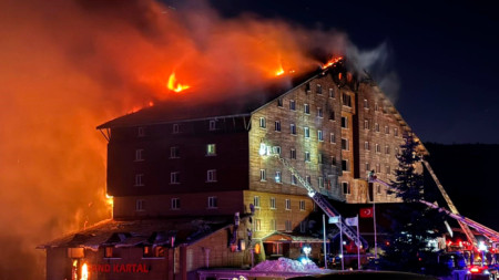 Пожарникари потушават пожара в хотел в ски курорта Карталкая.