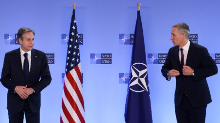 Йенс Столтенберг (вдясно) и Антъни Блинкън преди срещата на външните министри на НАТО в Брюксел.