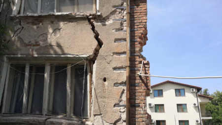70 годишна двуетажна къща се напука и разцепи при строителни дейности