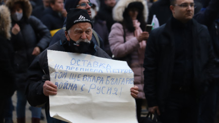 Протест за втори пореден ден подкрепи министъра на отбраната Стефан