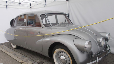 „Татра 87“ на филмовия фестивал в град Злин, Чехия. С този автомобил Мирослав Зикмунд и Иржи Ханзелка обикалят, от 1947 до 1950 г., Африка и Южна Америка.