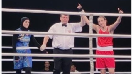 Мехмедова (в червено) е обявена за победител срещу Рахими.