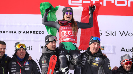 София Годжа ликува с италианския флаг.
