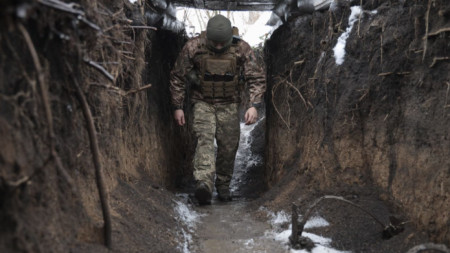 Украински военен патрулира край фронтовата линия с проруските сепаратисти в Източна Украйна, 2 февруари 2022