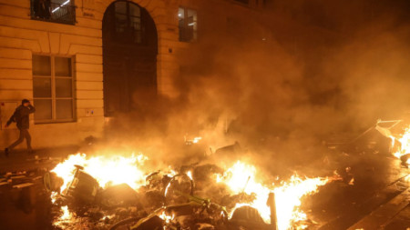Пожар след демонстрацията срещу пенсионната реформа до парламента на Франция в Париж, 16 март 2022 г.