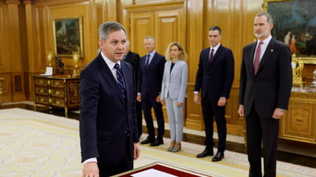 Новият испански министър на здравеопазването Хосе Мануел Миньонес (на преден план) полага клетва в присъствието на крал Фелипе VI