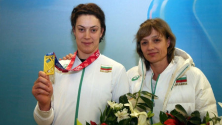 Мавродиева позира със златния медал. До нея е нейната треньорка Валентина Желязкова.