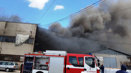 Пожар в бившите складове на СМК - Пловдив