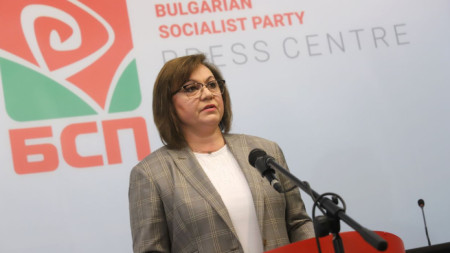 Председателят на БСП Корнелия Нинова отправи призива си на брифинг в централата на партията.