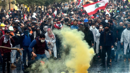 Силите за сигурност реагираха с водно оръдие и сълзотворен газ, за да разпръснат тълпите.