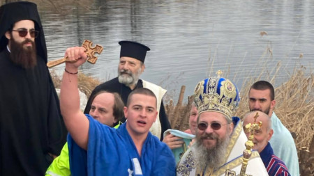 Любомир Мутафчийски извади кръста от водите на езерото в 