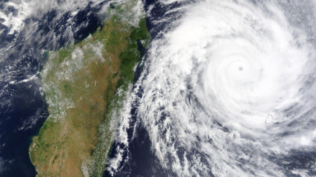 Кадър показва мощен циклон, приближаващ о-в Мадагаскар, архив.