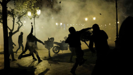 Поредни сблъсъци между демонстранти и полиция в Солун на протест, свързан с жп катастрофата, 8 март 2023 г.