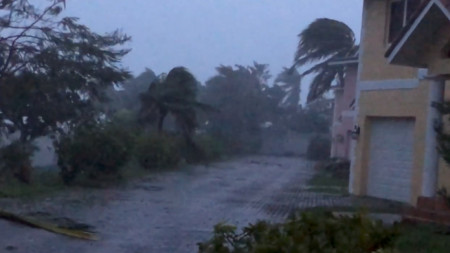 Ураганът Дориан удари Бахамите  с ветрове от близо 280 километра в час.