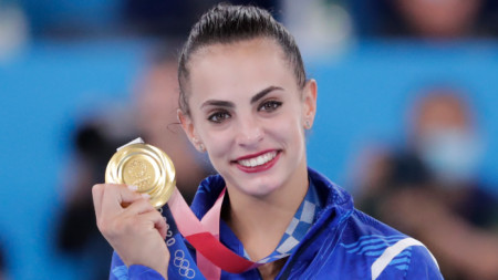 Линой Ашрам със златния олимпийски медал.