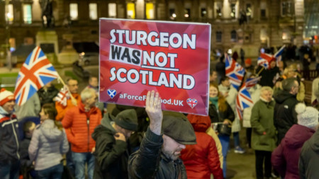 Юнионисти празнуват оттеглянето на премиера Никола Стърджън, която е привърженик на независимостта на Шотландия. Глазгоу, 15 февруари 2023 г.