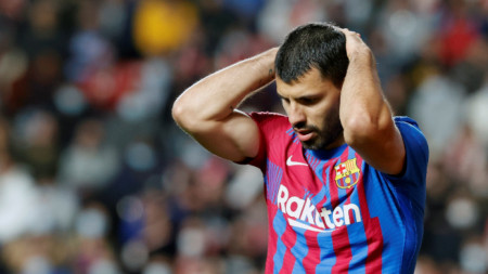 Нападателят на Барселона Серхио Агуеро ще отсъства от терените в