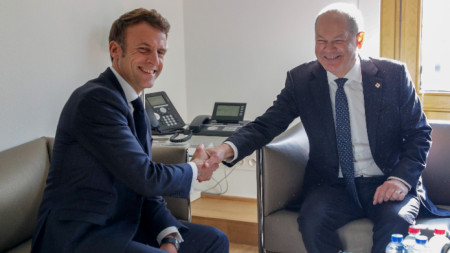 Френският президент Еманюел Макрон (вляво) и германският канцлер Олаф Шолц проведоха двустранна среща преди двудневния форум ЕС в Брюксел, Белгия, 20 октомври 2022 г.