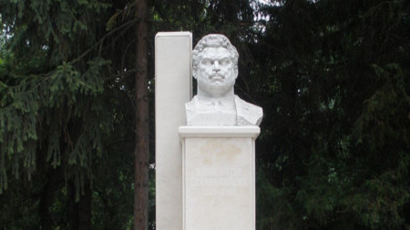 Паметникът на Александър Стамболийски, изграден през 2009 г. в града
