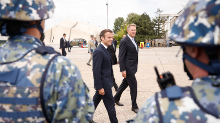 Еманюел Макрон с румънския си колега Клаус Йоханис на посещение в румънска ВВС база.