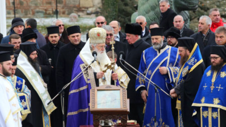 Патриарх Неофит отслужи Богоявленски водосвет на бойните знамена на Българската армия