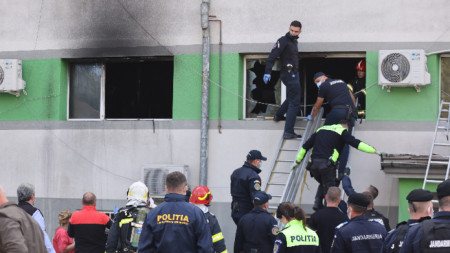 Най малко девет души загинаха при пожар в специализирана болница в