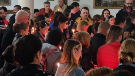 Стотици жители на Кюстендил се поздравиха с Христовото Възкресение след Светата литургия в църквата 