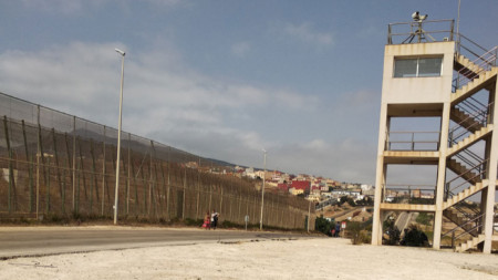 Най малко 5000 мароканци са успели да влязат в понеделник в