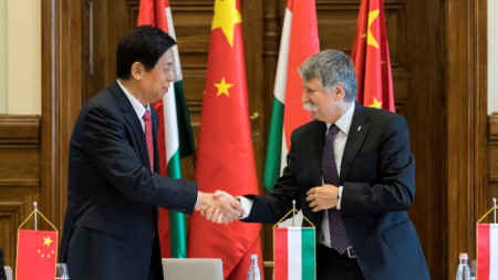 Председателите на унгарския парламент Ласло Ковер (вдясно) и на китайския Ли Жансу по време на среща в Будапеща - май 2019