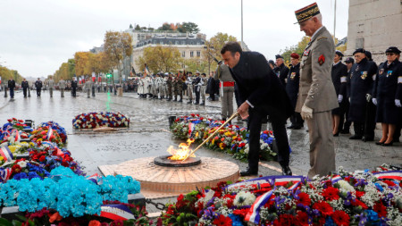 Френският президент Макрон пали огъня на Гроба на незнайния войн в Париж